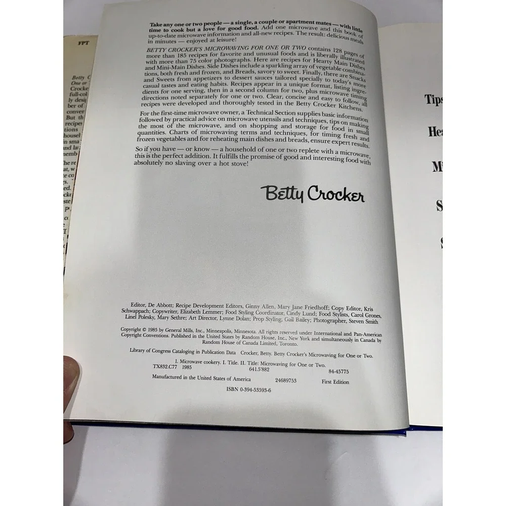 Betty Crocker's Microwaving for One or Two Hardcover‎ DJ 1985 1st Edition